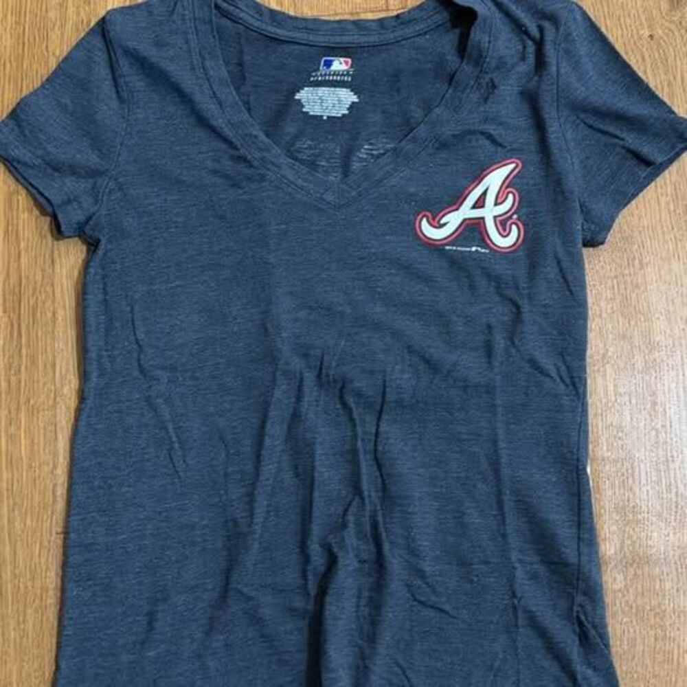 Single Women "Great Catch" Atlanta Braves V-Neck T-Shirt women’s small MLB
